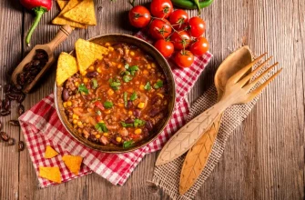 Pikantné Chilli con carne s kukuricou – tradičné mexické jedlo s mletým hovädzím mäsom, fazuľou a kukuricou, podávané s ryžou.