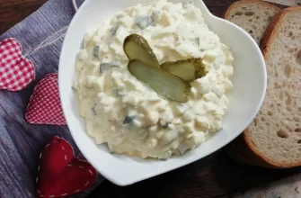 Tradičný vaječný šalát s majonézou a pažítkou na raňajky alebo ľahkú večeru.